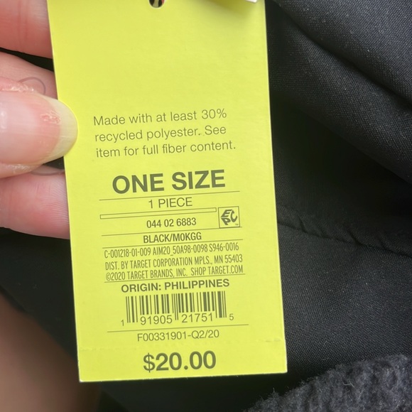 2 brand new winter hats - Picture 16 of 16